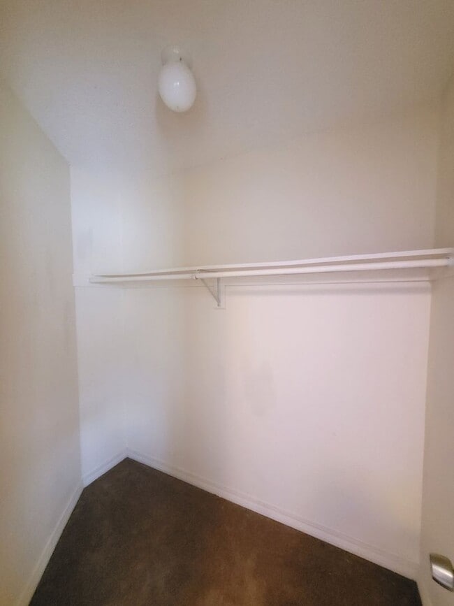 Building Photo - 647 Virginia Oak Ct