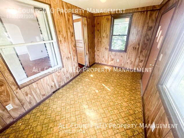 Building Photo - Charming 2-Bed Bungalow in East Akron!