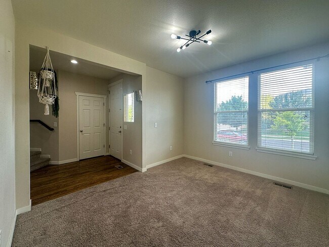 Building Photo - This 4bd home is waiting for you!