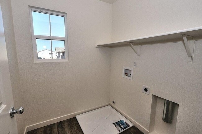 Building Photo - Beautiful Lincoln Home Available in May!