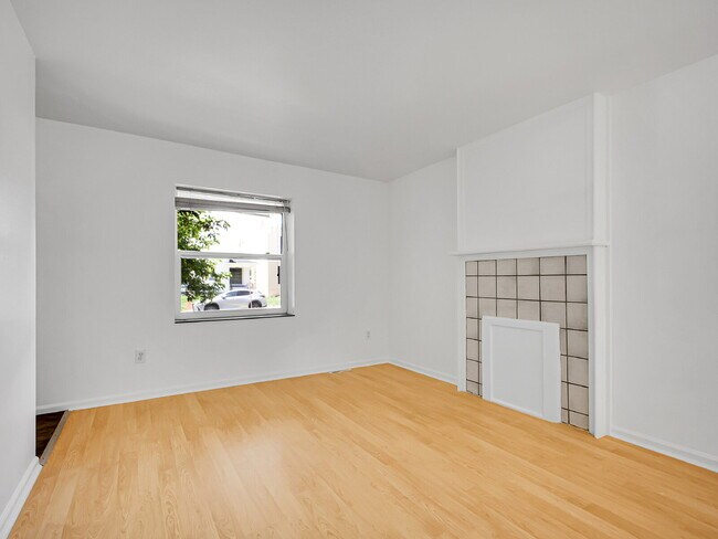 Building Photo - $1,425, 1 bed, 1 bath apartent near wash p...