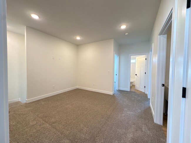 Building Photo - Crosshollows Home Available!