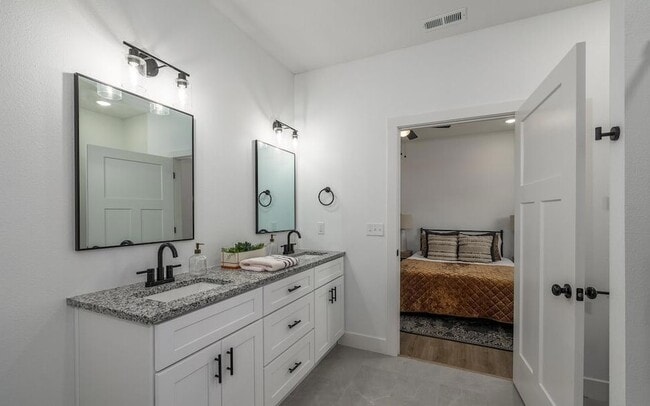 Building Photo - 922 N Blake Ave