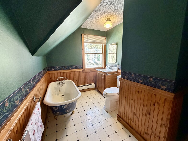 upstairs bathroom - 34 Boody St