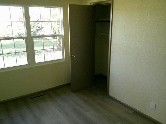 Building Photo - 4 Bed 2 Bath 2 Car Garage 1/2 off 1st Mont...