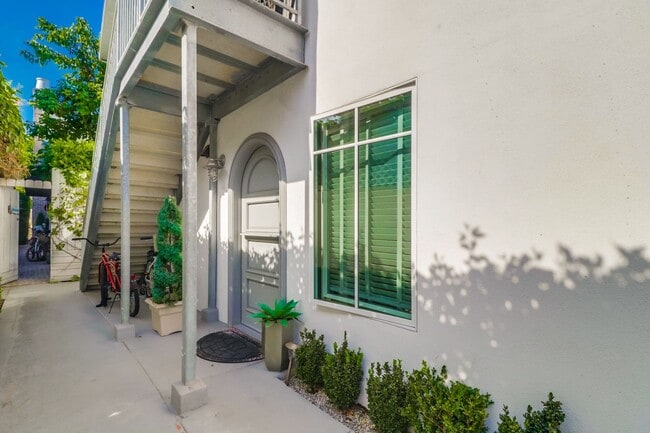 Building Photo - Furnished 2 Bedroom, 1 Bath