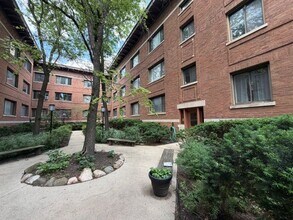 Building Photo - 804 W Lakeside Pl