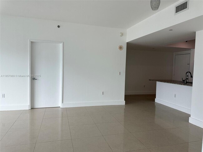 Building Photo - 950 Brickell Bay Dr