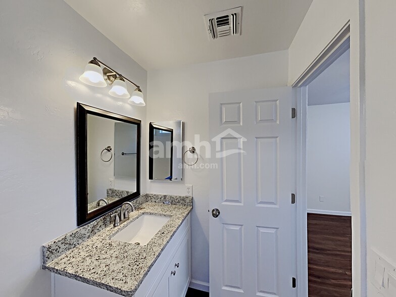 Building Photo - 12433 W Willow Ave