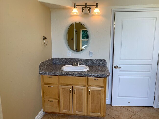 Building Photo - 5 bedroom 3 bathroom gorgeous house with v...