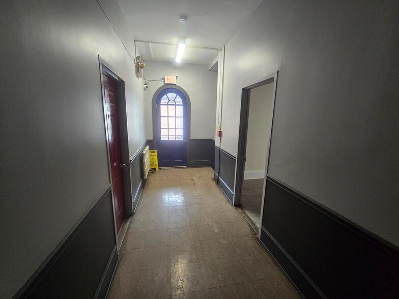 Building Photo - 584 Main St