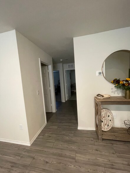 Building Photo - 1813 Acacia Dr