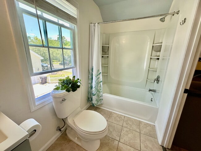 Building Photo - Cute Studio Garage Apartment in Westbury P...