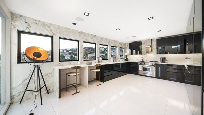 Building Photo - 1623 Viewmont Dr