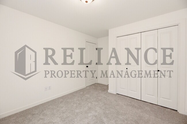 Building Photo - 5243 N Pinecrest Ct