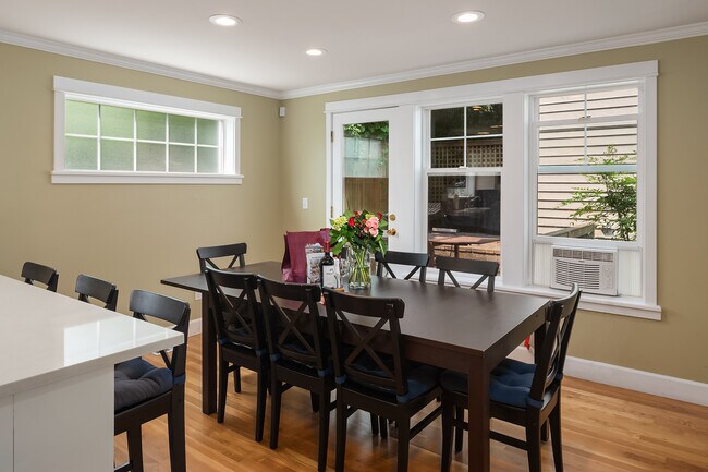 Building Photo - 2530 E Madison St