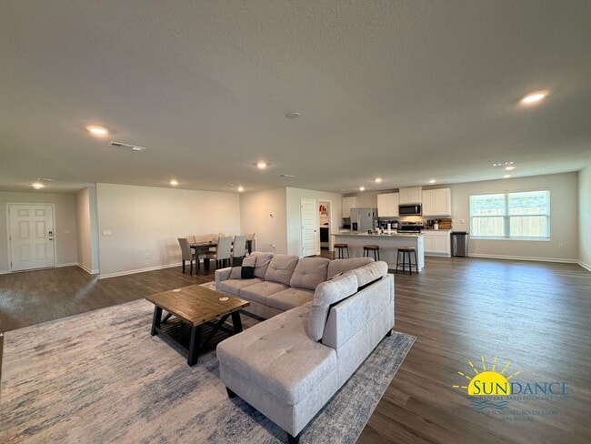 Building Photo - Spacious 5-Bedroom Home in Plantation Woods with Smart Home Features!