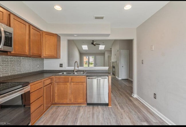 Building Photo - 529 Brisa Dr