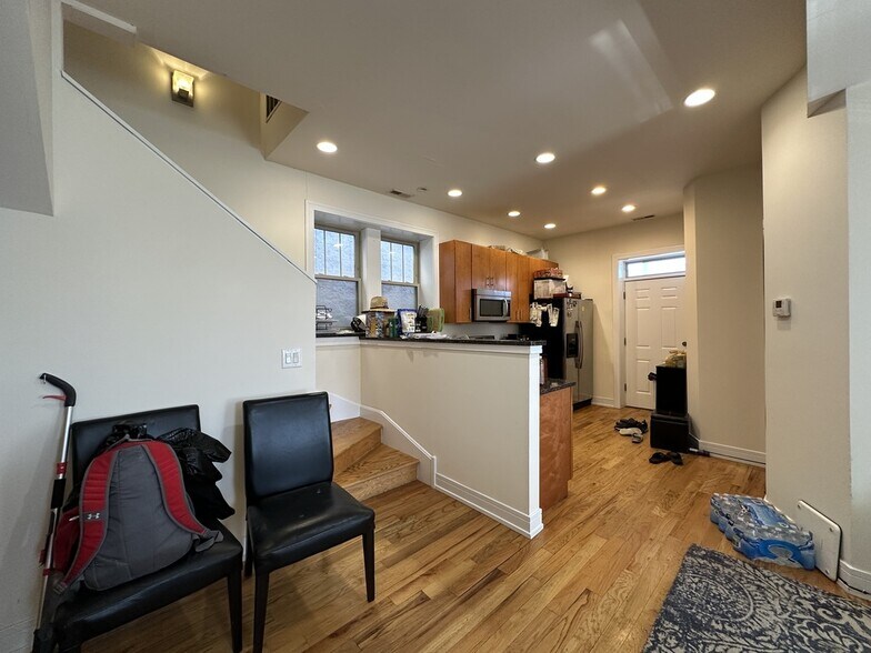 Building Photo - 2835 N Damen Ave