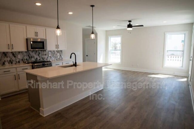Building Photo - 663 Melville Dr