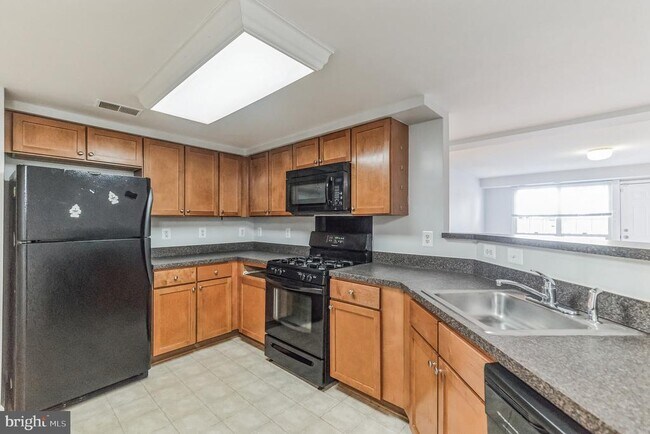 Building Photo - 1601 N Van Dorn St