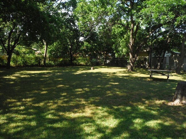 Building Photo - 816 E Texas St