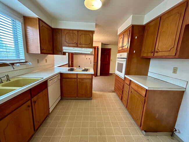 Retro Kitchen now with luxury vinyl flooring and fridge w/ice maker - 8519 49th St W