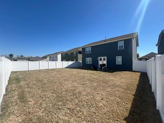 Building Photo - Home with 4 bedrooms, 3 full baths Fence in Yard