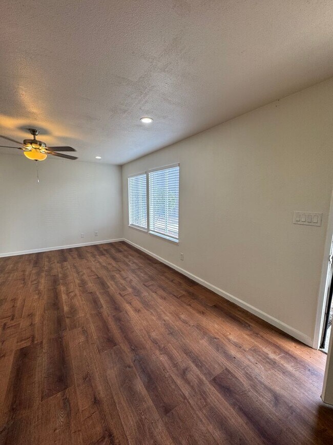 Building Photo - Downstairs 2 bed, 1 bath newly remolded unit coming soon!!