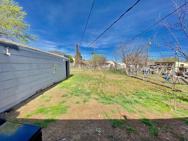 Building Photo - $0 First Month's Rent / $0 Deposit at Move-in