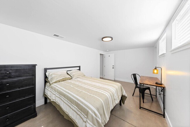 Building Photo - Student Housing - Private Bedrooms for Rent in Newly Renovated House (UNR)