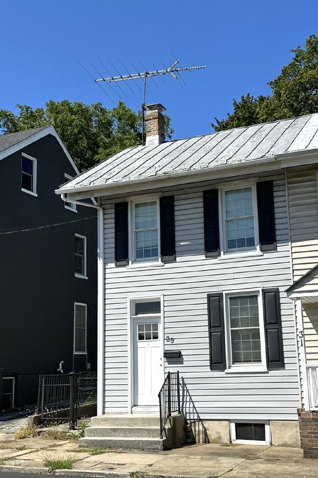 Building Photo - COMING SOON! 2 Bedroom Duplex in Downtown ...