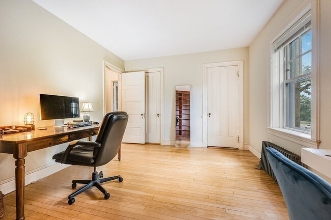 Building Photo - 993 Memorial Dr