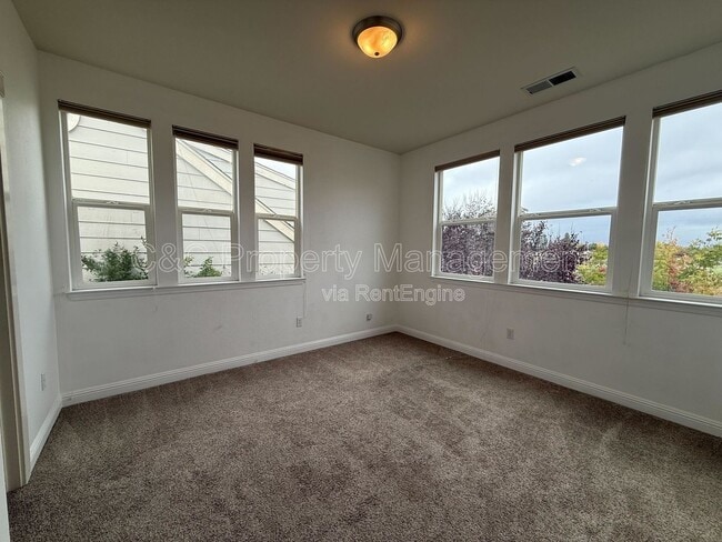 Building Photo - 2527 N Village Dr