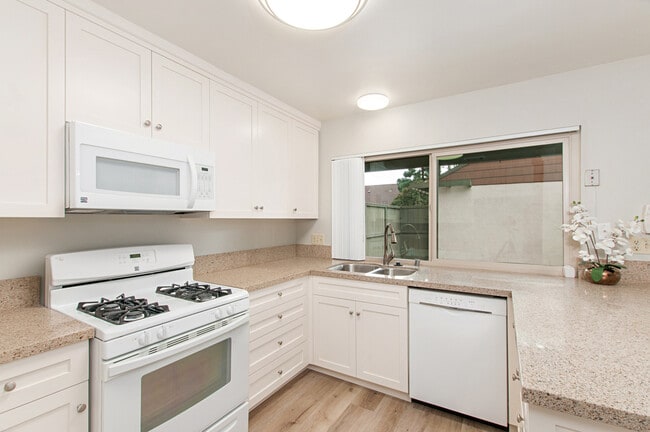 Building Photo - 3 Bedroom, 2 Bath 1374sf Detached condo in Mesa Village 92126.