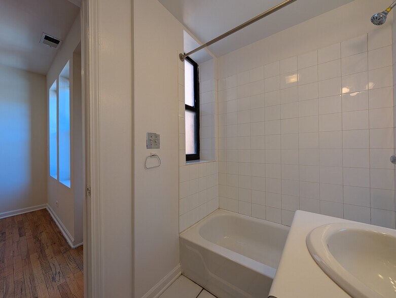 Building Photo - 912 W Dakin St