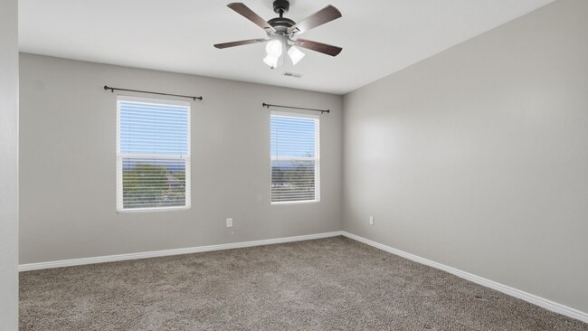 Building Photo - 4 Bedroom Townhome in Daybreak!!