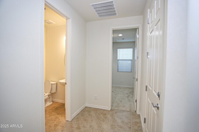 Building Photo - 879 W Finch Dr