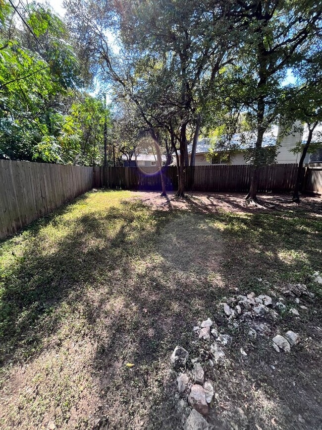 Building Photo - 2101 Granberry Dr