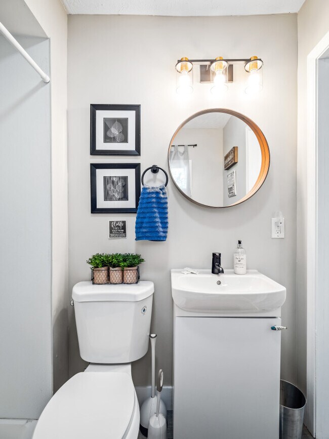 Building Photo - 971 Hayes Ave