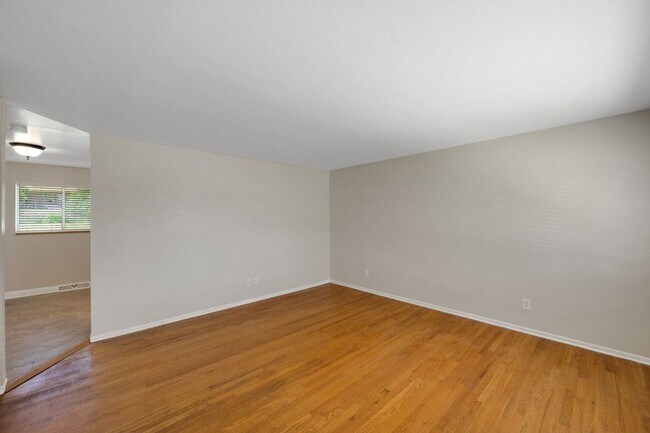 Building Photo - Comfortable 3-bedroom ranch in established...
