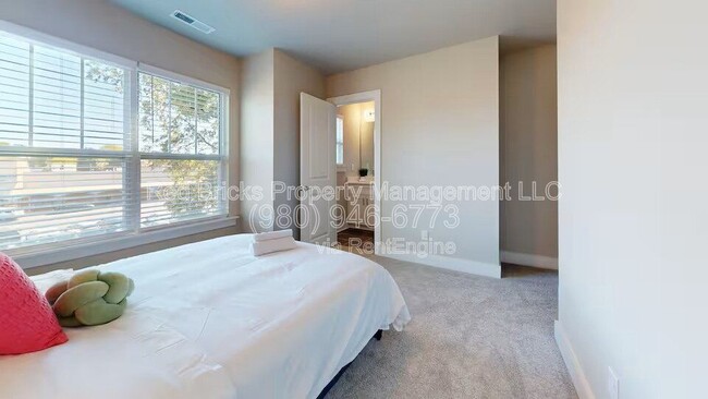 Building Photo - 4122 Salient St