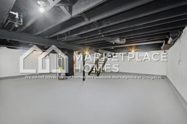 Building Photo - 12444 Sarsfield Ave