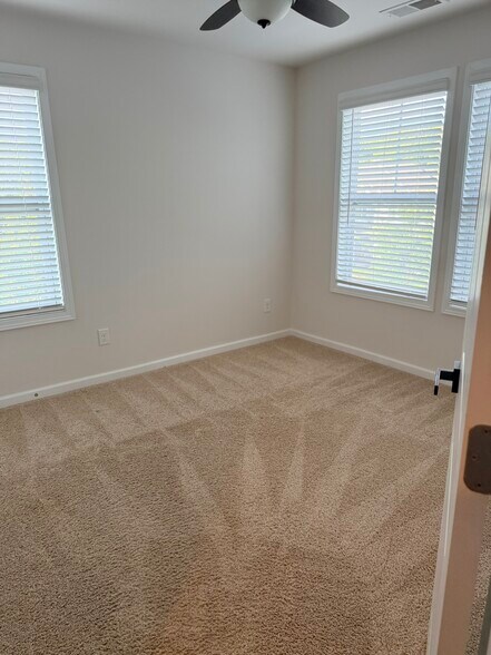 Building Photo - 726 Little Bluestem Dr