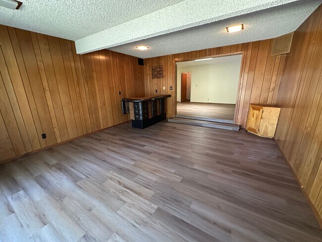Building Photo - 4 Bedroom, bedrooms with hardwood floors