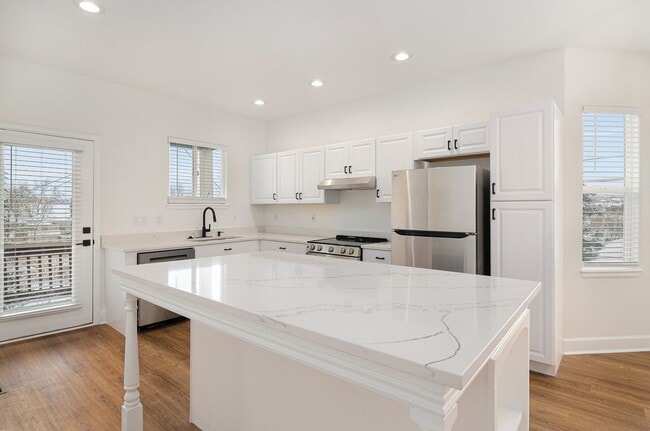 Building Photo - Fully renovated 3 bed/ 2.5 bath duplex in Casle Rock!!
