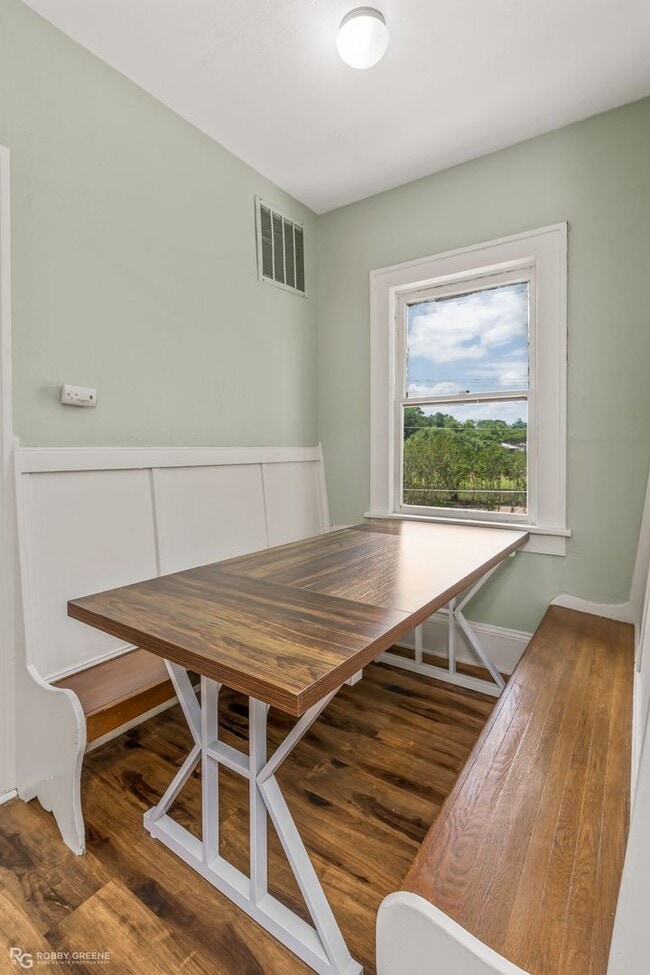 Building Photo - 2 bedroom duplex