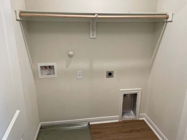 Building Photo - 10218 Lynwood Vlg