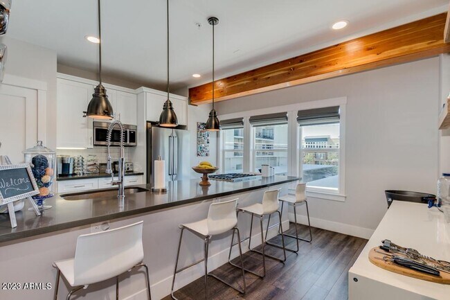 Building Photo - 816 N 3rd Ave