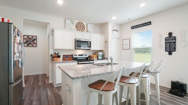 Building Photo - 4 bedroom 2.5 bathroom Single Family Home